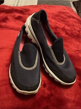 Skechers Go Walk  Navy Slip-On Athletic Sneakers Size 10 Retail $79 Worn Once